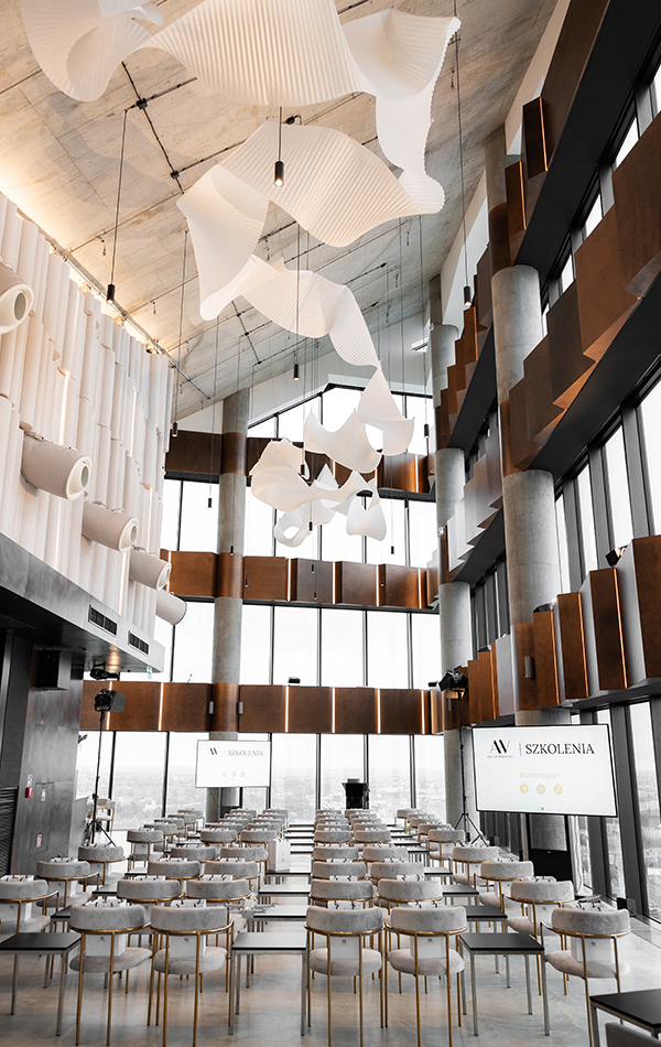 Wynajem krzeseł i stołów eventowych — realizacja Sky Tower Warszawa